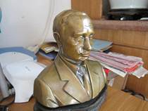 An avatar of a bronze sculpture of Putin