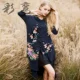 Áo gió dân tộc phụ nữ 2021 tính khí mới trung niên thêu cổ điển mỏng áo khoác mùa xuân và mùa thu Quần áo phụ nữ phong cách Trung Quốc - Trench Coat
