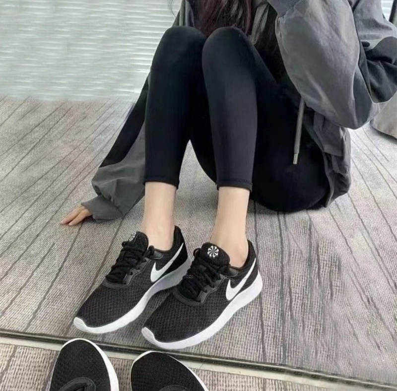 Nike Tanjun Sports Simple Low-Top Lifestyle Casual Shoes for Women Black and White Dj6257-004