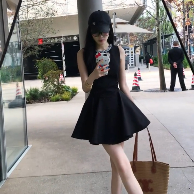 French-Style Elegant Sleeveless Vest Dress for Women, 2026 Summer New Model, High-End Waist-Cinching Chic Little Black Short Dress
