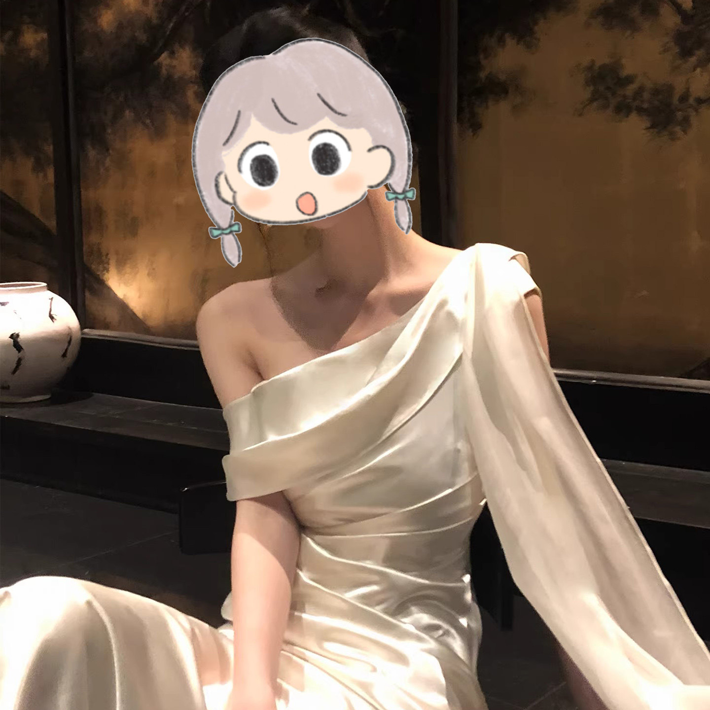 フレンチスタイルの高級オフショルダーサテンドレス、2026年夏の新作、超美しいホワイトのスリムフィットイブニングドレス。