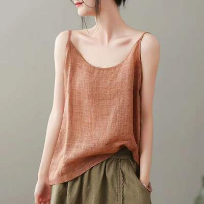 A thin and artistic solid-color base vest with a cotton and linen strappy top for women in summer makes them look slimmer. Pair it with a sleeveless linen top for daily wear