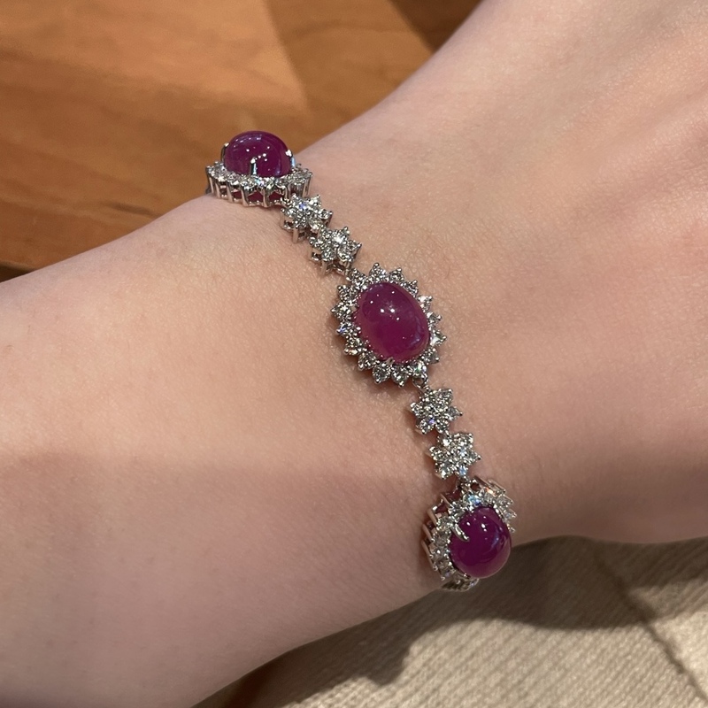 18K Gold Diamond Rose Red Ruby Bracelet, Light Luxury and High-End Jewelry, 66Ct D1.85Ct, Approximately 6.4g 18K Gold Diamond Rose Red Ruby Bracelet, Light Luxury and High-End Jewelry, 66Ct D1.85Ct, Approximately 6.4g