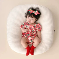 Большие цветы, напечатанные повсюду (отправьте ленту для волос)