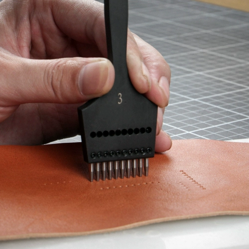 Вы можете заменить головную черную ручку с кожаной круглой ручной ручной работы из кожа кожаная рубка и удары по эякуляции ряда круглых отверстий