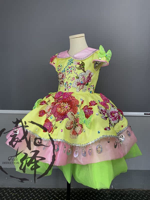 Cut in original design children's gown princess dress fluffy skirt short chair to host the walk show host acting out