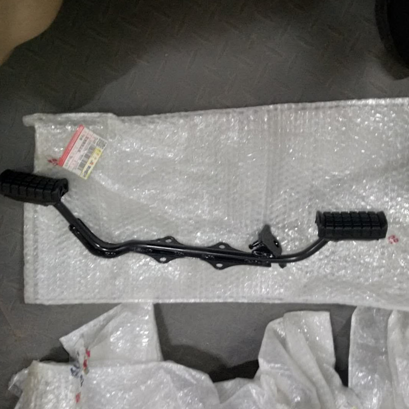 Apply light riding Suzuki Locomotive Accessories Racing QS110 front footrest foot pedal cross iron assembly front foot pedal