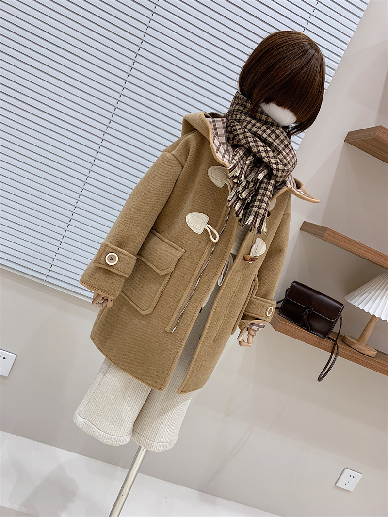 Pint children's dress 2021 Winter female CUHK Scout English Yinglun Wind Horn Button with long version of the wide version of the fur coat jacket