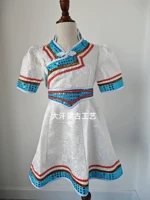 Цветущий белый