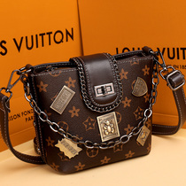 Hong Kong badge crossbody bag bag 2021 new tide bucket design sense pet flower shoulder retro explosion