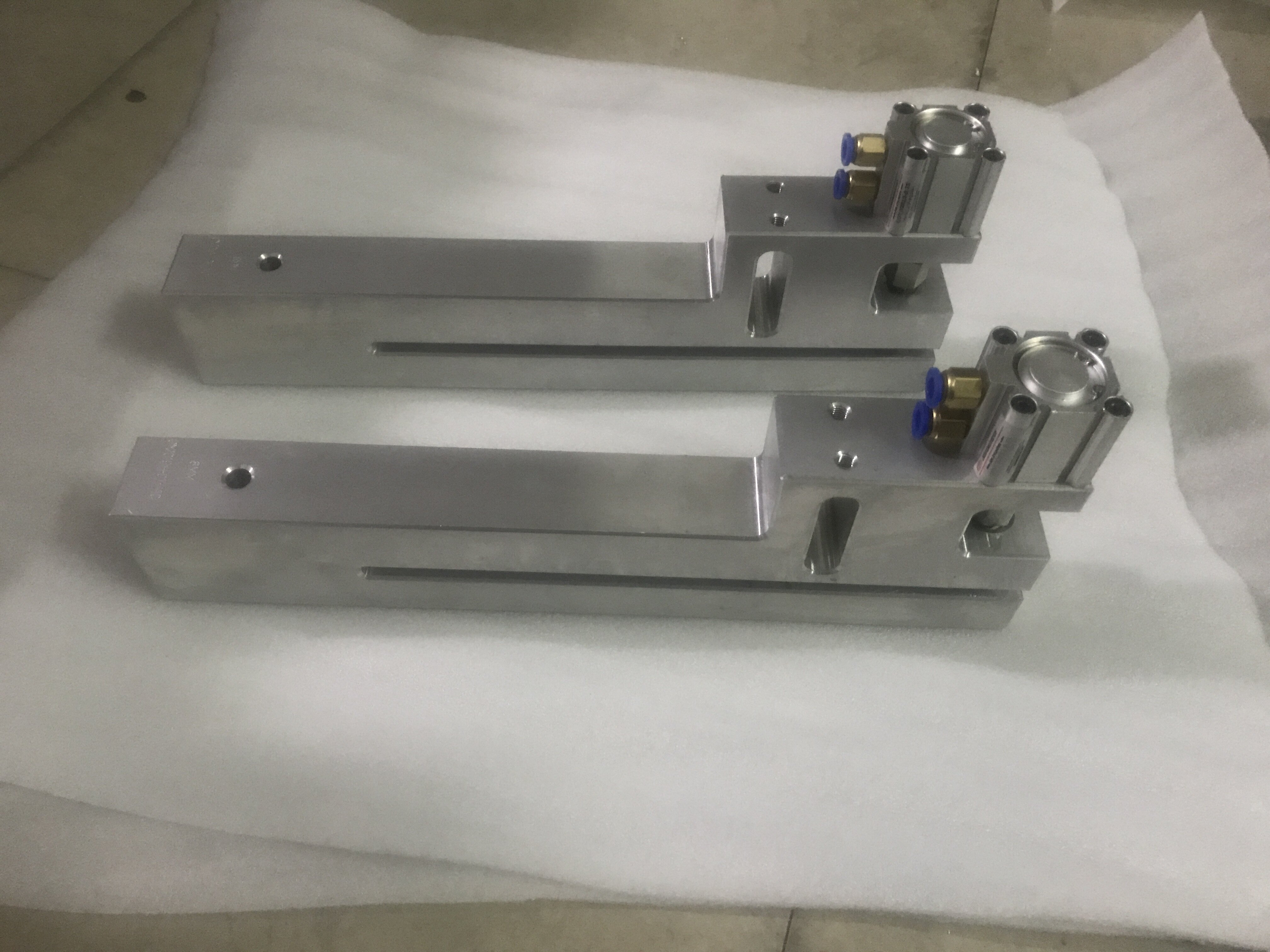 Glengthened over material 300mm with buckle hand 1-10mm small round hole made bag machine plastic bag pneumatic punching machine manufacturer straight