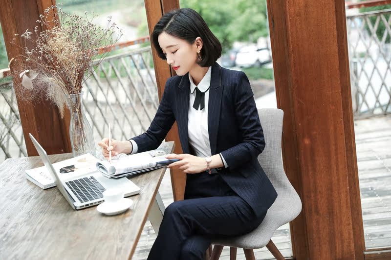 Mùa thu và mùa đông chuyên nghiệp phù hợp với nữ phù hợp với trang phục chính thức mặc quần áo sọc thời trang phù hợp với khách sạn Slim quầy lễ tân quản lý dụng cụ thời trang nữ 2021