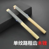 Грубый деревянный деревянный деревообработок с ножом нож нож нож нож нож нож для меч