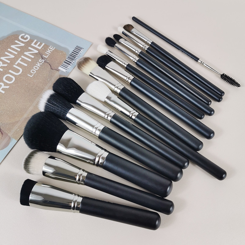 With a single M*C charm makeup brush eye shadow brush smudge brush detail brush lying silkworm brush nose shadow brush 224# 217#