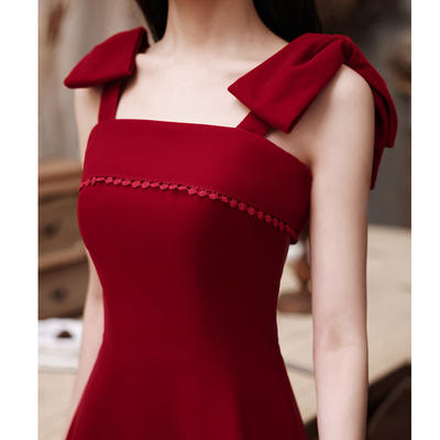 The bride's spring short and petite toasting dress is wine red. It can be worn as a casual dress with a halter for the bride's engagement