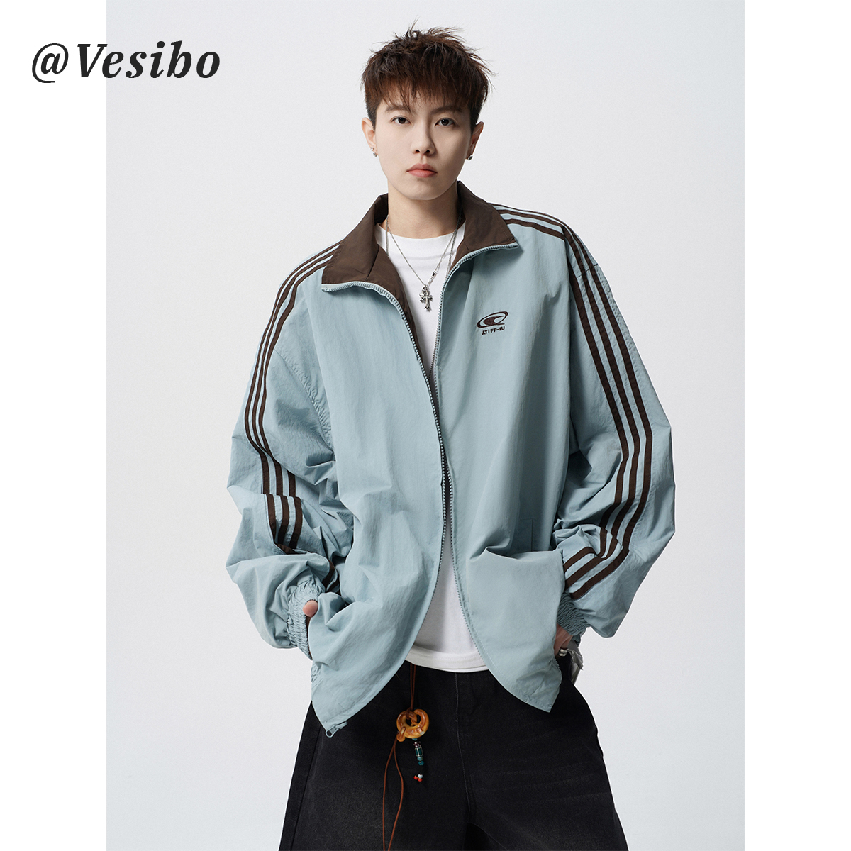 秋に着るメンズ向け両面ストライプスポーツジャケット、アメリカンカレッジスタイル、コントラストカラーのカーディガンコート、トレンドブランド、ゆったりとしたベースボールジャケット