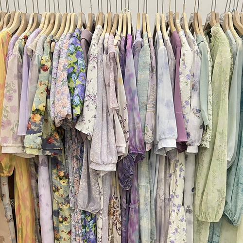 Сиреневое весеннее летнее платье, юбка, широкая цветовая палитра, 2024 года, по фигуре