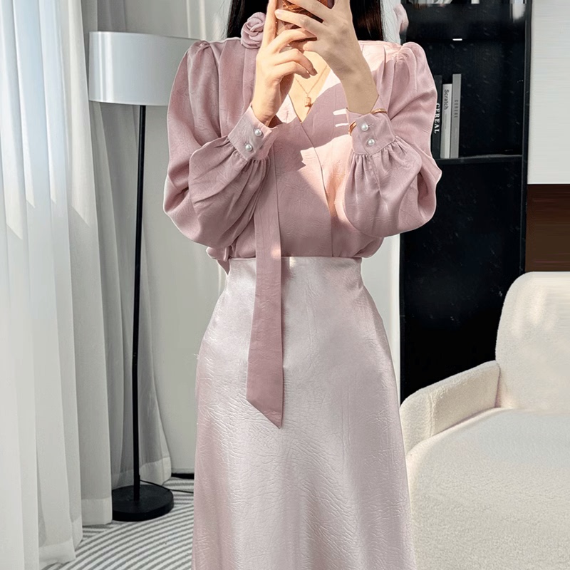 Pink Satin Shirt for Women, Long-Sleeved, Spring and Autumn Style, Three-Dimensional Rose Flower Ribbon, V-Neck Shirt, Light Mature Style Inner Top