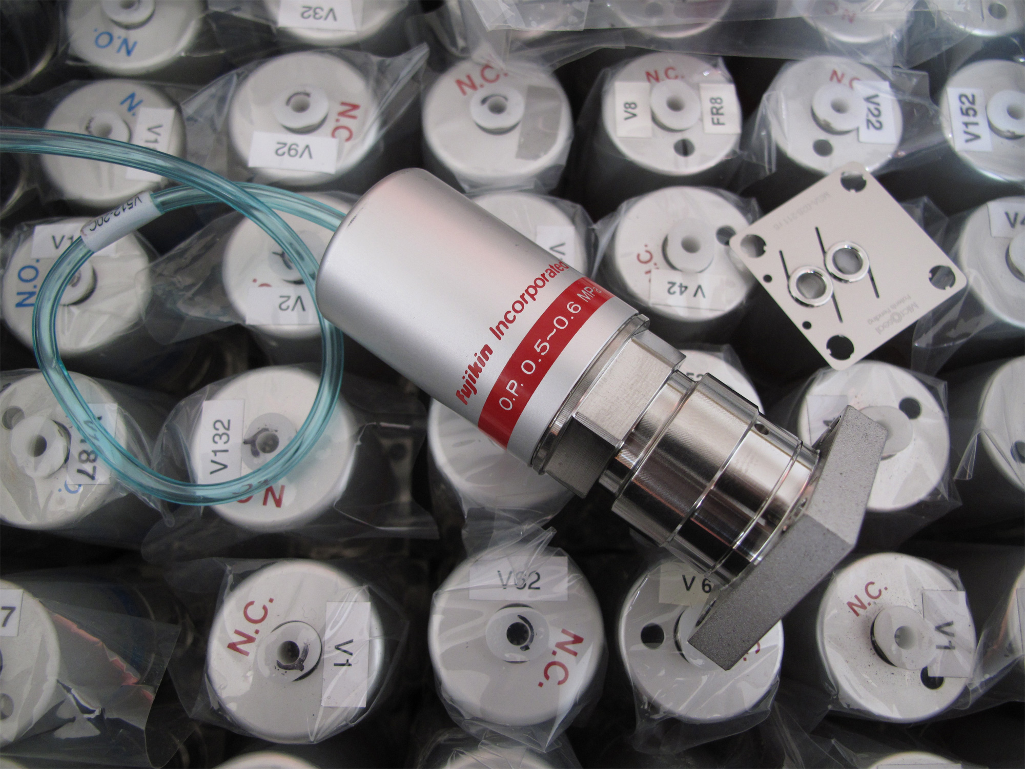 Fujikin Fujikin 1 125 C-Seal IGS pneumatic diaphragm valve associated with Swagelok CKD