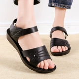 Летние туфли для матери, нескользящие комфортные пляжные сандалии для кожаной обуви, мягкая подошва, для среднего возраста