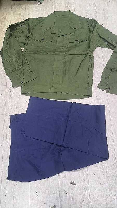 In-Stock Summer Cotton Workwear Set for Men, Breathable and Durable, Green Top and Blue Bottom, Labor Protection Jacket