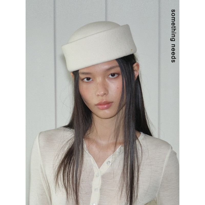 Zheng Baowan Is the Center of Attention. 26 Autumn/Winter New Collection 100% Wool Personalized Pillbox Hat, Stylish and Trendy Fedora Zheng Baowan Is the Center of Attention. 26 Autumn/Winter New Collection 100% Wool Personalized Pillbox Hat, Stylish and Trendy Fedora