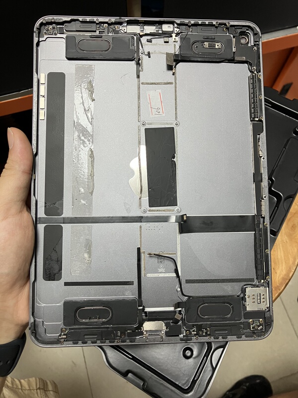 Ipadpro 11inch Original Disassembled Back Shell A1980 Back Cover A1934 A1979 with Speaker 2018 Model A2013 Ipadpro 11inch Original Disassembled Back Shell A1980 Back Cover A1934 A1979 with Speaker 2018 Model A2013