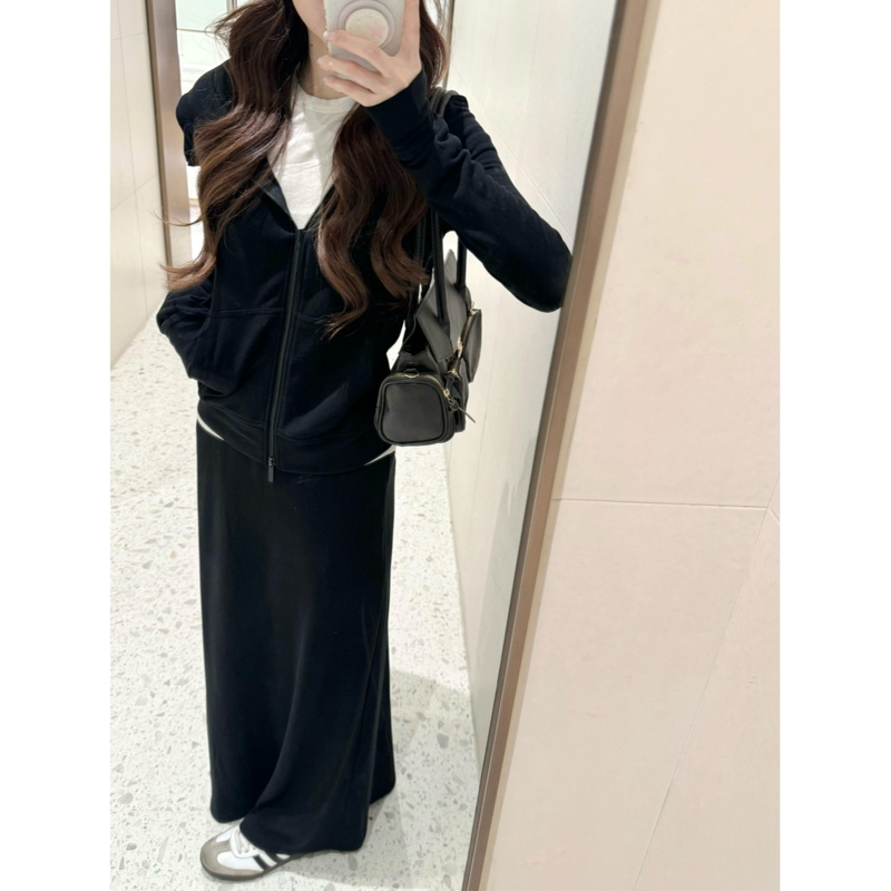 New Early Autumn Lazy Style Sports Suit for Women, Black Slim Fit Hooded Sweatshirt and Skirt, Casual Two-Piece Set New Early Autumn Lazy Style Sports Suit for Women, Black Slim Fit Hooded Sweatshirt and Skirt, Casual Two-Piece Set
