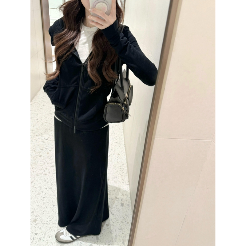 New Early Autumn Lazy Style Sports Suit for Women, Black Slim Fit Hooded Sweatshirt and Skirt, Casual Two-Piece Set