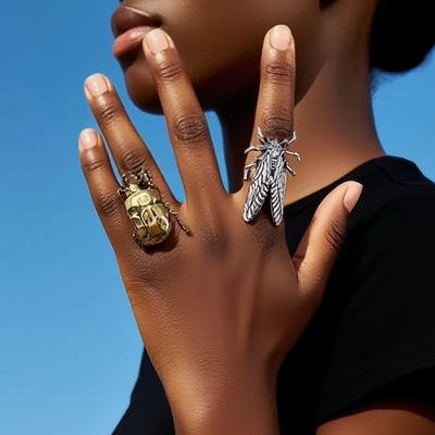 This is a unique hip-hop insect ring with a European and American style and design sense. It is a versatile and adjustable bracelet with a flexible mouth