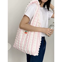 Пузырьковая шифона маленькая рука поднимает большой рисунок полосы порошка плеча