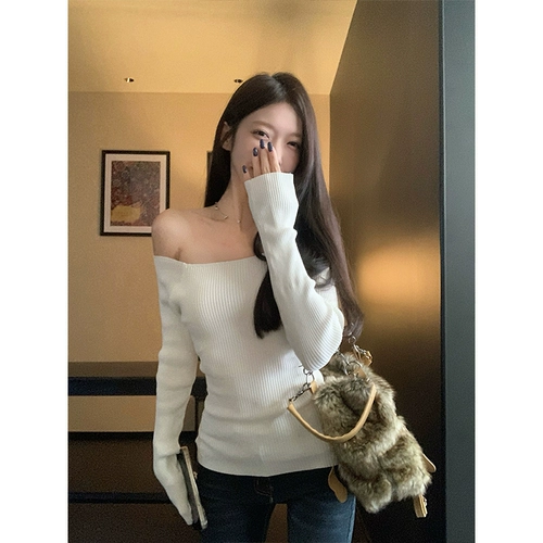 Белый трикотажный демисезонный базовый приятный телу свитер, открытые плечи, облегающий крой