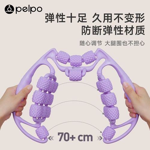 Массагер с ногами ноги на ногах на роликовой нагромопочтенах, релаксация мускула