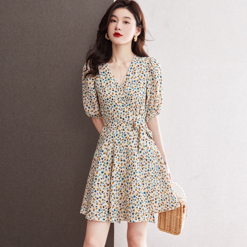 Petite and Stylish Floral Midi Dress with a V-Neck, One-Piece Tie, High Waist, Elegant and Luxurious, New Summer Model