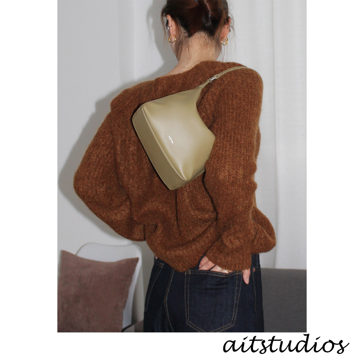 aitstudiosLunchbag staging intra-free texture fungible leather cubi single shoulder slope bag card its green