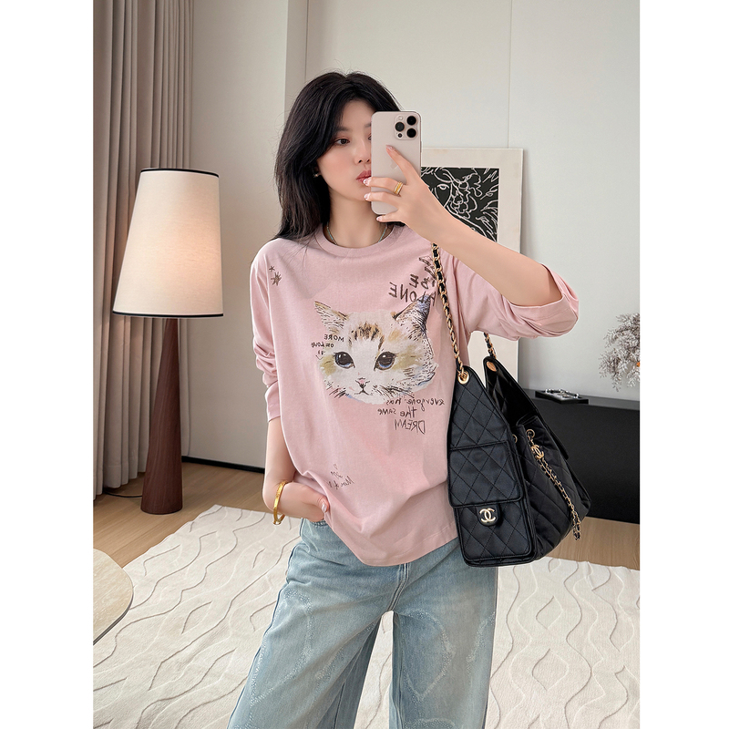 Song Yuqi's Style~ Pink Cat Print Long-Sleeve T-Shirt for Women, Loose Round Neck Versatile Casual Base Shirt for Autumn Song Yuqi's Style~ Pink Cat Print Long-Sleeve T-Shirt for Women, Loose Round Neck Versatile Casual Base Shirt for Autumn