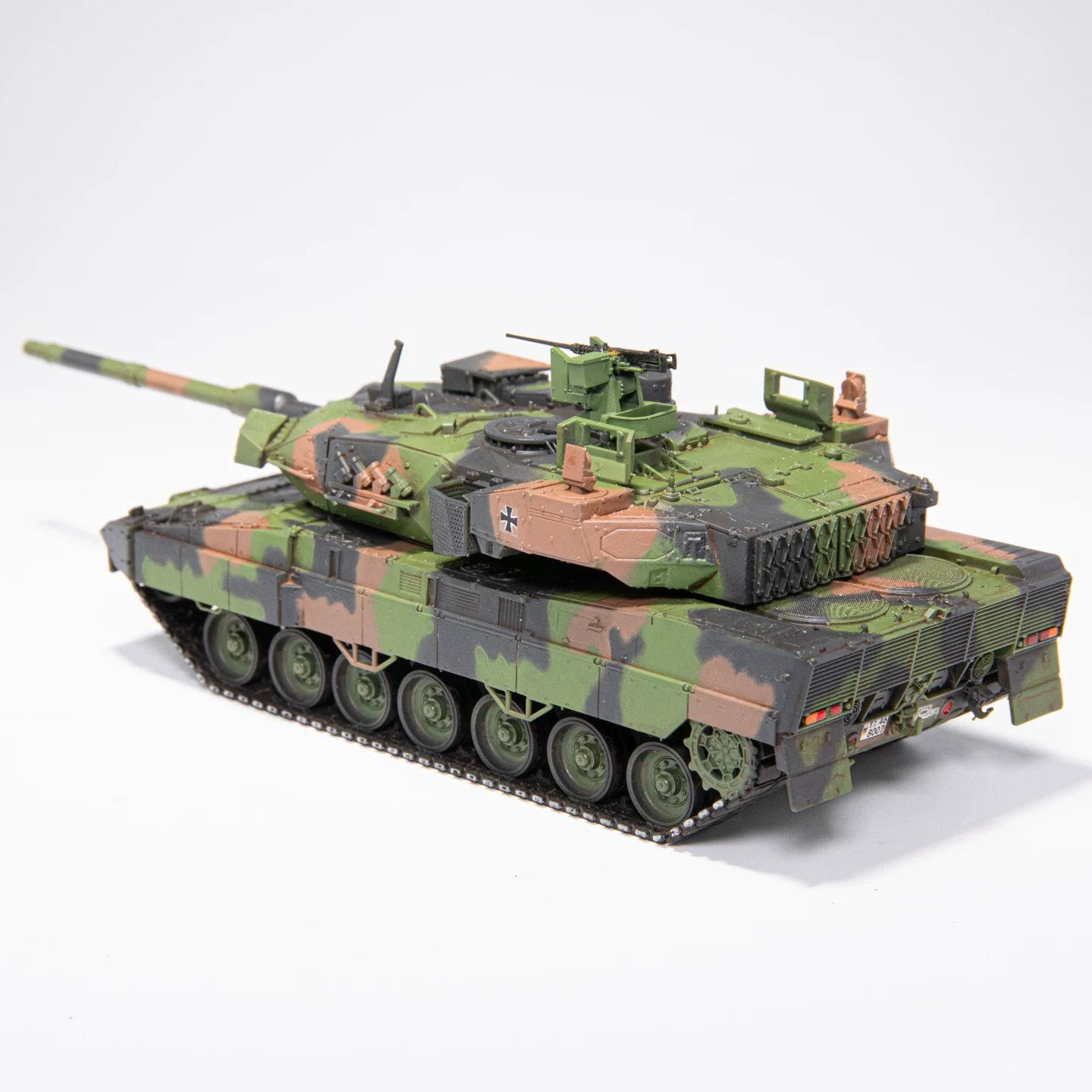 1/72 немецкий танк основного калибра Leopard 2A8 с системой активной защиты НАТО трехцветная готовая модель