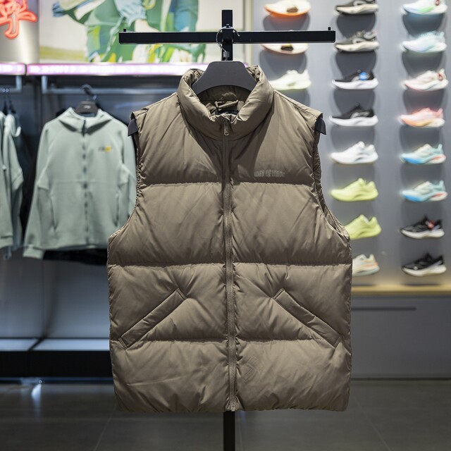 Li Ning down vest is warm and water repellent