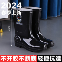 Chaussures de pluie Homme étanche à leau Non glissant Eau Shoes Middle Cylinder High Cylinder Lady Rain Boots Adult Rubber Shoes Kitchen Warm Plus Suede Long Barrel