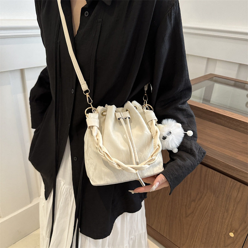 Сумка женская 2025 новая высококачественная текстурная нишевая летняя универсальная модная сумка-мессенджер на одно плечо, модная портативная сумка-ведро