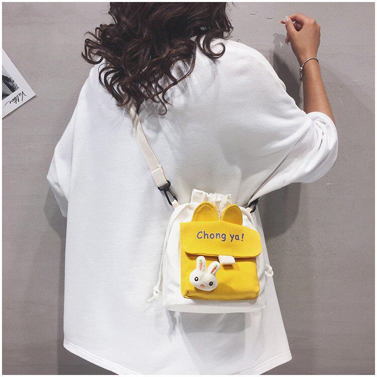 Детская сумка на ремне 春夏新款学生帆布小包包甜美淑女撞色单肩包可爱潮挂件抽绳斜挎包 Jifanpaul