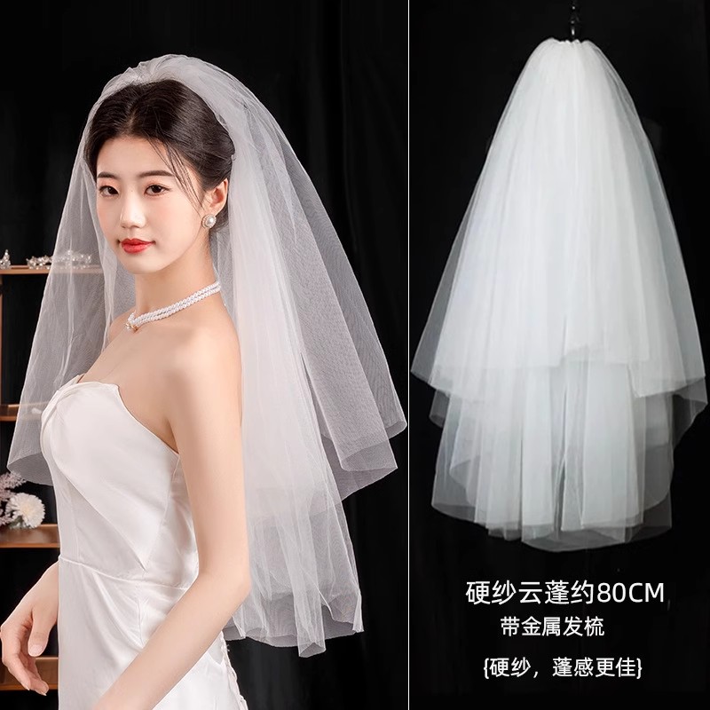 白いベールの女性花嫁の主なウェディングドレスふわふわの短いヘッドドレス結婚証明書を取得するには、プロポーズの写真の小道具結婚婚約登録