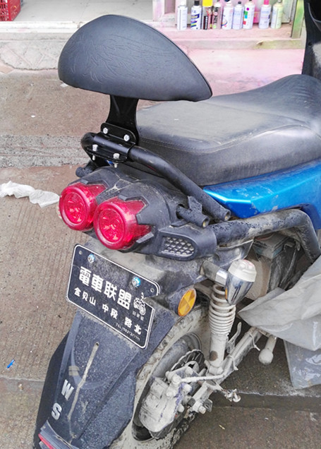 Xe điện tựa lưng xe máy clip đơn giản đệm tựa lưng BWS Land Rover đệm lưng yên xe sirius