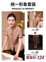 Цветная футболка, кофейные штаны, короткий рукав