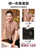 Цветная футболка, черные штаны, короткий рукав