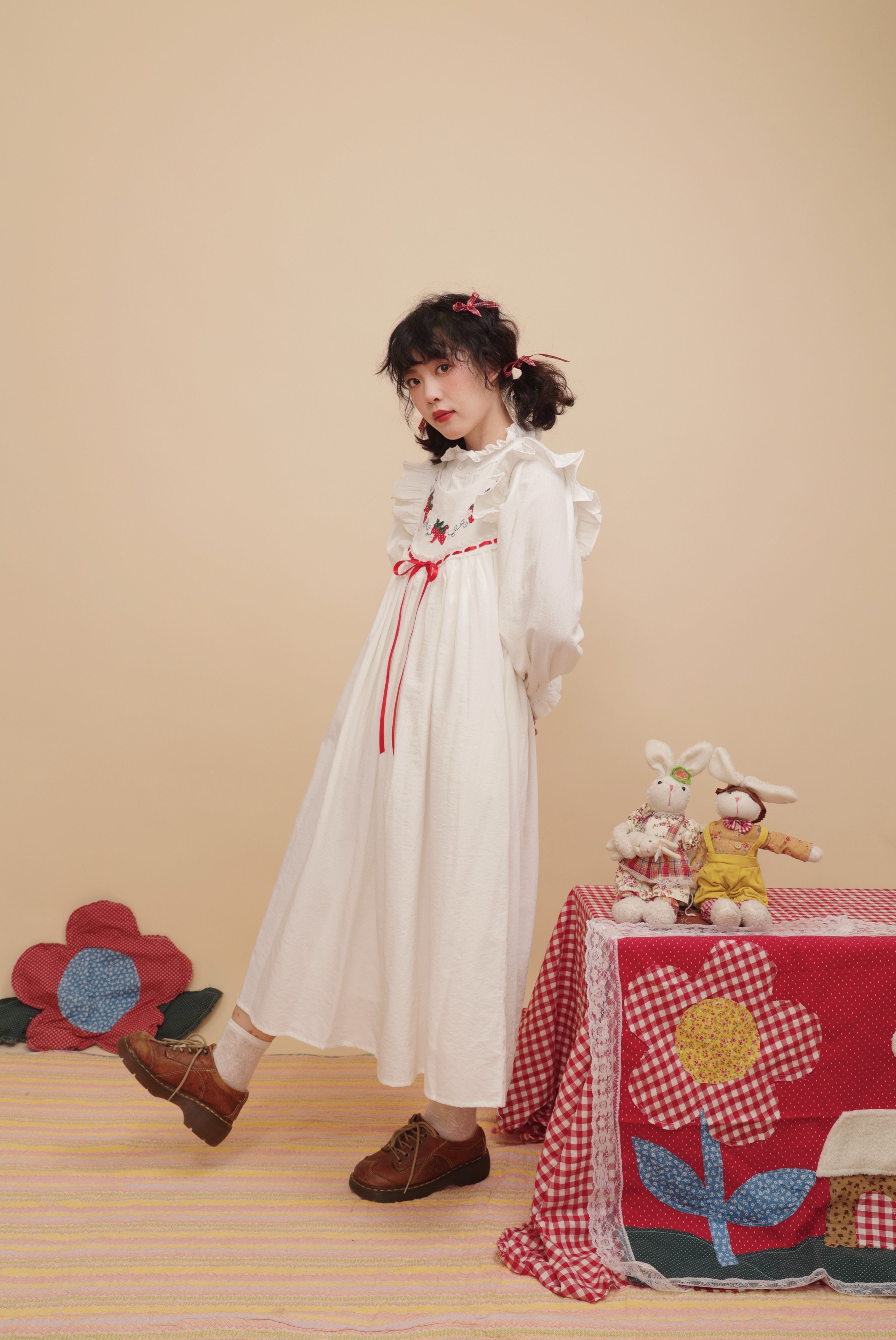 ヴィンテージガーリーなイチゴアップリケ付き白のフリルスリーブ