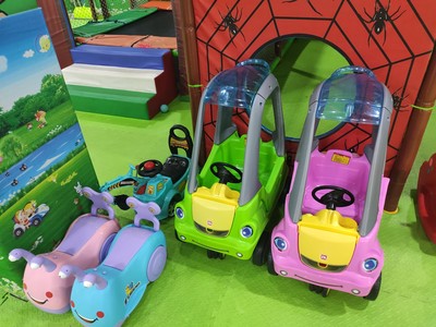 Naughty Castle Children Play Plastic Toy Kindergarten Princess Car Small Caravan Gold Tortoise Car Twist Moped Scooter