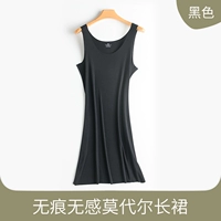 Черное платье без рукавов