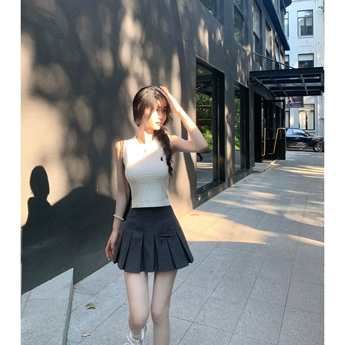 Дизайнерский летний трикотажный жилет, с вышивкой, тренд сезона, по фигуре, воротник поло