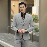 Двойная пуговица светло-серого цвета (костюм + брюки), свободная рубашка и галстук.